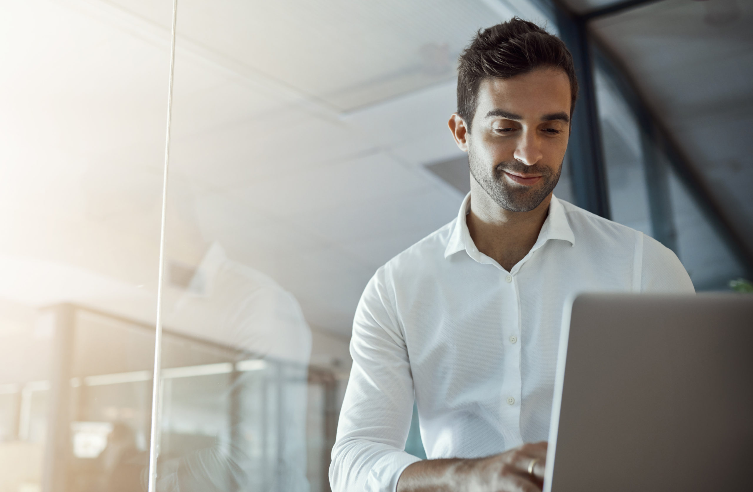 man som använder dator